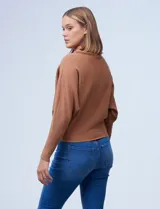 Buzo verde militar en tejido acanalado marca Philosophy, de cuello alto y manga larga japonesa.