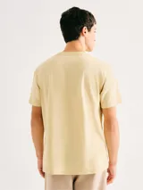 Camiseta de manga corta color negro con cuello redondo y parche con logo de la marca Hering en el pecho.