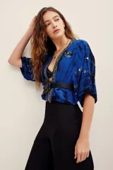 Kimono de viscosa color azul con efecto tie-dye y bordados decorativos en cuello y mangas.