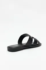 Sandalias plateadas con tiras anchas cruzadas, punta cuadrada y base levemente acolchonada.