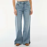 Jeans de mezclilla en tono azul medio con tiro alto y corte flare, con aberturas laterales en el dobladillo inferior.