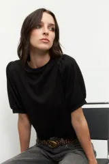 Top blanco de mangas abullonadas y tela texturizada.