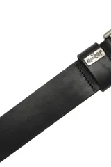 Cinto de cuero negro con hebilla metálica plateada y pasador con placa metálica grabada con el logo de la marca.
