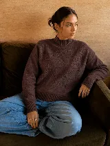Sweater polera marrón de punto con diseño de flores bordadas al tono en el frente y las mangas.