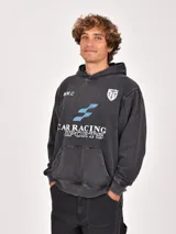Hoodie negro con efecto lavado (acid wash), con capucha y bolsillo canguro. Estampado frontal con texto "CAR RACING SPORTS" en blanco y azul claro, y un logo con tres cruces en un escudo.