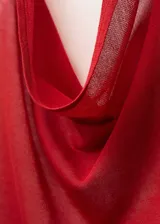 Top de punto fino color rojo con diseño de cuello halter drapeado y espalda descubierta. Presenta un cierre de botones en el cuello y un bajo asimétrico.