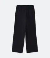Pantalón pantalona negro de crepé con cintura elástica ajustable con lazo, bolsillos laterales y corte amplio.