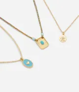 Collar de bisutería en capas compuesto por tres cadenas doradas con dijes colgantes, incluyendo una medalla con detalle floral, un dije ovalado con esmalte turquesa y corazón, y un cordón trenzado multicolor con un dije rectangular con piedra turquesa.
