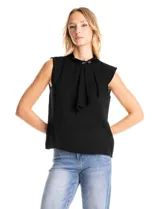Blusa sin mangas color blanco, confeccionada en crepe con acabado satinado. Presenta un cuello alto decorado con mostacillas y una sobrecapa drapeada en el frente. La espalda cuenta con una abertura tipo gota y cierre de botón.