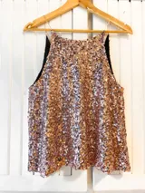 Musculosa de fiesta con escote en V y breteles finos, completamente cubierta de lentejuelas en tono dorado rosado.