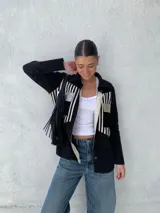 Camisa de tejido de punto en algodón con apliques en cuero, de corte recto y manga larga. Diseño con bloques de color negro, blanco y dorado.