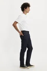 Pantalón de jean corte slim fit, color azul oscuro, con cierre de botón y cremallera, y bolsillos laterales y traseros.