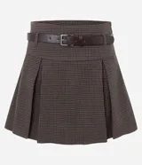 Short pollera de corte sastrero con estampado a cuadros, diseño con pliegues frontales, cintura estructurada con pasadores y cinturón incluido.