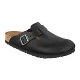 Zueco tipo mule de cuero engrasado color negro, con diseño cerrado en la parte delantera, hebilla metálica ajustable y suela de corcho con base de goma antideslizante.