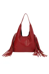 Cartera tipo hobo color beige, confeccionada en cuero sintético, con flecos laterales y detalle de tachas metálicas en el frente.
