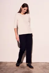 Remera oversize de algodón color blanco hueso, con cuello redondo y mangas 3/4.