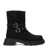 Botas de caña media color negro, confeccionadas en material sintético con acabado gamuzado. Presentan suela track con plataforma, cierre lateral y dos correas decorativas con hebillas metálicas y tachas plateadas en el tobillo.