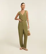 Pantalón zanahoria color verde oliva, de tejido airflow con cintura elástica, adorno metalizado y bolsillos laterales.