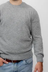 Sweater gris de corte clásico, cuello redondo y tejido liviano de baby alpaca.