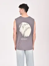 Musculosa negra de corte holgado con cuello redondo y estampa frontal con el texto 'LOSANGELES' en color blanco.