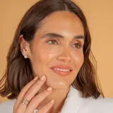 Aros tipo stud de oro 18k con perla de cultivo blanca de 8.75mm de diámetro.