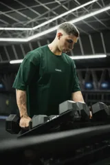 Remera negra de algodón, corte oversize, con inscripción 'GAINS.' en el frente.