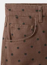 Jeans de corte recto y tiro medio con estampado de lunares en tono marrón.