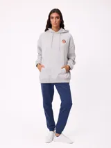 Pantalón tipo babucha de algodón y poliéster, con cintura elástica ajustable mediante cordón, bolsillos laterales y puños elásticos en los tobillos. Presenta un pequeño logo bordado en la pierna izquierda.