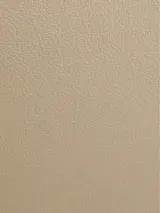 Billetera Calvin Klein Daily Medium color beige con logo CK metálico plateado en la parte delantera. Confeccionada en poliéster reciclado y poliuretano.