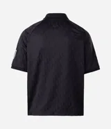 Polo de manga corta con cuello camisero y cierre frontal de botones. Presenta un diseño boxy fit con estampado gráfico en el pecho y detalle en la manga. Confeccionada en tejido técnico de microfibra.