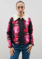 Campera con estampado de bosque en tonos azules, cuello de sherpa en color crema y cierre frontal con cremallera. Cuenta con elástico ajustable en la cintura.