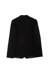Blazer de corte recto con cuello solapa y cierre frontal de dos botones. Presenta bolsillos laterales con solapa y un bolsillo decorativo en el pecho. Cuenta con interior forrado.