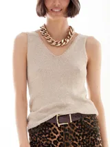 Musculosa plateada de lurex con escote en V y breteles finos.