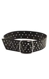 Cinto de cuero sintético negro con hebilla metálica cuadrada, decorado con tachas circulares y cuadradas en toda su superficie.