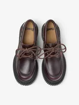 Mocasín de piel vacuna color bordó con detalles de costuras en rojo, cordones decorativos y suela XL EXTRALIGHT de EVA negra con tacón de 7 cm.