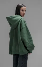 Hoodie oversize de corte crop, color verde, confeccionado en frisa gamuzada de algodón. Presenta capucha forrada y bolsillo canguro frontal.