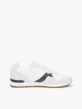 Championes de diseño runner de Tommy Hilfiger, confeccionados en una combinación de textil y cuero en color blanco, con detalles en gris claro, azul marino y suela de goma color caramelo.