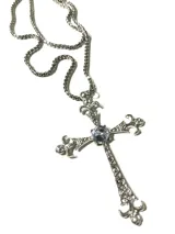 Collar de cadena de eslabones de acero quirúrgico con dije de cruz de metal con detalles grabados y una gema de cristal facetada en el centro.