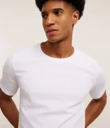 Remera de corte slim con textura acanalada, cuello redondo y mangas cortas. Confeccionada en tejido de algodón, presenta un diseño básico y versátil.