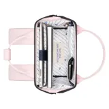 Mochila Cabaia modelo Adventurer Hanoi S, color rosado, con diseño de apertura amplia, bolsillo frontal con cierre y detalles en cuero sintético. Cuenta con asas superiores y correas ajustables.