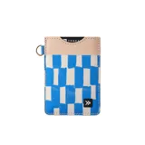 Billetera vertical Thread con diseño a cuadros azules y blancos, con detalles en cuero sintético color beige. Incluye un aro metálico dorado y logo de la marca en la parte inferior.
