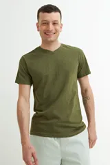 Remera verde oliva de manga corta con escote en V.
