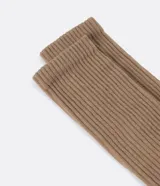 Par de medias de caña larga con textura acanalada, confeccionadas en una mezcla de algodón, poliéster, poliamida y elastano. Diseño liso y versátil para uso diario.