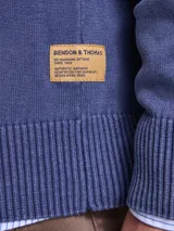 Sweater de algodón con escote en V y acabado stone wash, de manga larga con puños y ruedo acanalados.