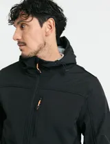 Campera softshell color verde militar, con capucha ajustable, cierre frontal completo y bolsillo vertical en el pecho con detalles en naranja.