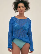 Sweater calado azul eléctrico, de manga larga y cuello bote.