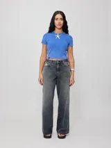 Remera blanca de manga corta, corte crop y cuello redondo, confeccionada en tejido rib.