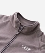 Buzo de fleece con cierre frontal completo y cuello alto. Presenta un diseño con recortes en tonos blanco y negro en las mangas y laterales, y cuenta con una estampa pequeña en el pecho.