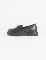 Mocasines blancos de cuero vegano con suela track y detalle de antifaz.