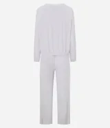 Conjunto de pijama compuesto por blusa de manga larga con cuello redondo y pantalón largo de corte regular. Confeccionado en plush suave, presenta detalles de encaje aplicados en los laterales de las mangas y de las piernas. El pantalón cuenta con cintura elástica para mayor comodidad.